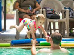 Уроки плавания для младенцев Младенческое плавание у нас можно начать с возраста 2 месяцев и продолжать до 4-5 лет. Плавание грудничков происходит в присутствии родителей. Теплая вода и приятная атмосфера помогает физическому развитию малышей и укрепляет их эмоциональную связь с родителями. ...