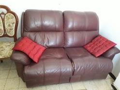 Продается диван натуральная кожа бордовый двухместный в хорошем состоянии мягкий удобный. Одна половина открывается для ног.