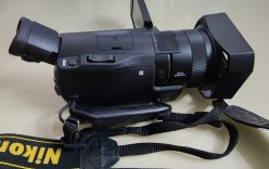 Видеокамера Sony 4K Handycam FDR-AX100E + оригинальный фонарь Sony + Сумка для камеры + фильтр UV Zeiss + 3 батареи (2 из них большой ёмкости) + Зарядное Sony + пульт дистанционного управления + карандаш для чистки объектива + карта памяти (скоростная) 64GB.