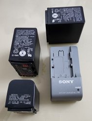 Видеокамера Sony 4K Handycam FDR-AX100E + оригинальный фонарь Sony + Сумка для камеры + фильтр UV Zeiss + 3 батареи (2 из них большой ёмкости) + Зарядное Sony + пульт дистанционного управления + карандаш для чистки объектива + карта памяти (скоростная) 64GB. image 9