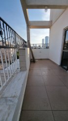 Новые стильные апартаменты с балконом со всеми удобствами расположены в самом центре страны , рядом с Тель Авивом . Идеально подходит для 1-3 человек. Квартира, полностью меблированная и оборудованная для комфортабельного проживания, великолепный интерьер. ... image 1