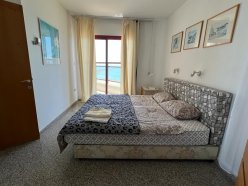Сдается в аренду на короткий срок  месяц 3.5-комнатная квартира в центре Нетании на первой линии от пляжа с потрясающим видом на море.