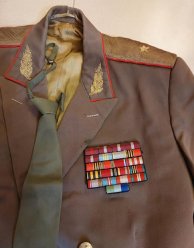 Продам форму советского генерала-китель с погонами, брюки с лампасами, орденские планки, галстук бонусом. недорого. image 1