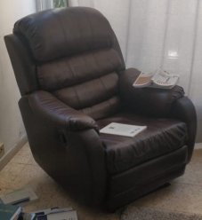 Итальянское кожаное кресло коричневого цвета. С рекляйнером. Есть возможность дешёвой доставки в любой город. Этаж нулевой. Можно звонить в шабат. image 0