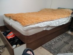 Продается двухместная кровать с ящиком для белья и матрасом Размер: 220 х 140 см image 0