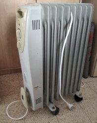 Электрический радиатор для отопления комнаты. Имеется переключатель с 4 положениями: включение-выключение и 3 положения мощности обогрева