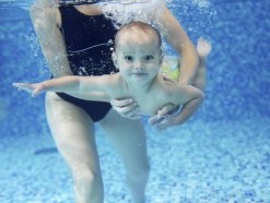 Курсы, обучение. Уроки плавания для младенцев Младенческое плавание у нас можно начать с возраста 2 месяцев и продолжать до 4-5 лет. Плавание грудничков происходит в присутствии родителей. Теплая вода и приятная атмосфера помогает физическому развитию малышей и укрепляет их эмоциональную связь с родителями. ...