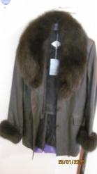 Продам новую кожаную куртку удлиненную с подстёжкой воротник и манжеты отстёгиваются, можно носить как пиджак. оливкового цвета, цвет не совсем такой как на фото, с этикеткой размер M-L image 1