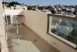 Квартира в аренду. Тель-Авиве район Хатиква 2 комнатная, салон+спальня, большой балкон. Подходит до 3 человек. Есть всё необходимое, 5600 наличными раз в месяц, в цену входят все коммунальные услуги. Не маклер