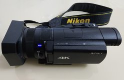 Видеокамера Sony 4K Handycam FDR-AX100E + оригинальный фонарь Sony + Сумка для камеры + фильтр UV Zeiss + 3 батареи (2 из них большой ёмкости) + Зарядное Sony + пульт дистанционного управления + карандаш для чистки объектива + карта памяти (скоростная) 64GB. image 0