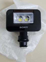 Видеокамера Sony 4K Handycam FDR-AX100E + оригинальный фонарь Sony + Сумка для камеры + фильтр UV Zeiss + 3 батареи (2 из них большой ёмкости) + Зарядное Sony + пульт дистанционного управления + карандаш для чистки объектива + карта памяти (скоростная) 64GB. image 4