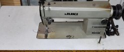 Промышленная швейная машина JUKI со столом и электроприводом , оригинальная японская сборка, не имеет пластиковых деталей. Рабочая лошадка для швейных мастерских, с лёгкостью прошивает кожу в несколько слоев, использовалась на протяжении 20+ лет в одних руках в домашних условиях. ... image 0