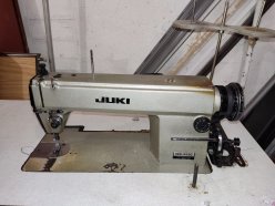 Промышленная швейная машина JUKI со столом и электроприводом , оригинальная японская сборка, не имеет пластиковых деталей. Рабочая лошадка для швейных мастерских, с лёгкостью прошивает кожу в несколько слоев, использовалась на протяжении 20+ лет в одних руках в домашних условиях. ...