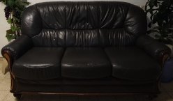 Остался только трёхместный диван и столик в подарок. Итальянский салон 3+2+1 из натуральной кожи тёмно-серого цвета. Гарнитур был куплен в 2019 году в мебельный сети Дакс за 22500 шек, мебель продается по случаю Relocation. ) Подушки вынимаются на липучке и расстёгиваются по периметру. ... image 1