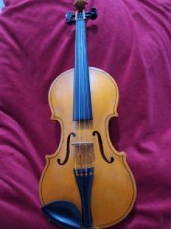 Продается детская скрипка 14 в хорошем состоянии. Со смычком и футляром.