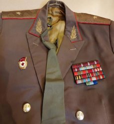 Продам форму советского генерала-китель с погонами, брюки с лампасами, орденские планки, галстук бонусом. недорого. image 0