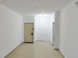 Сдается двухкомнатная квартира ул. ЖаботинскиБалтфур, Бат-Ям 3 этаж, без лифта две отдельные комнаты + кухня мазган в каждой комнате арнона, вода и электричество отдельно свободна по чекам